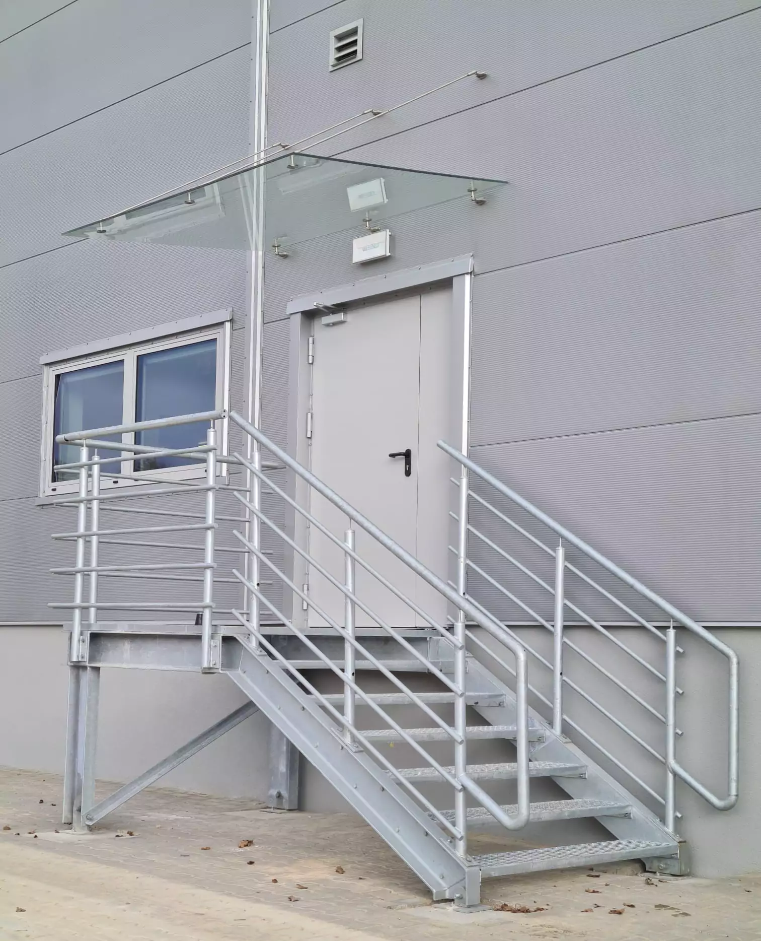 Daszek szklany, balustrada ze stali nierdzewnej