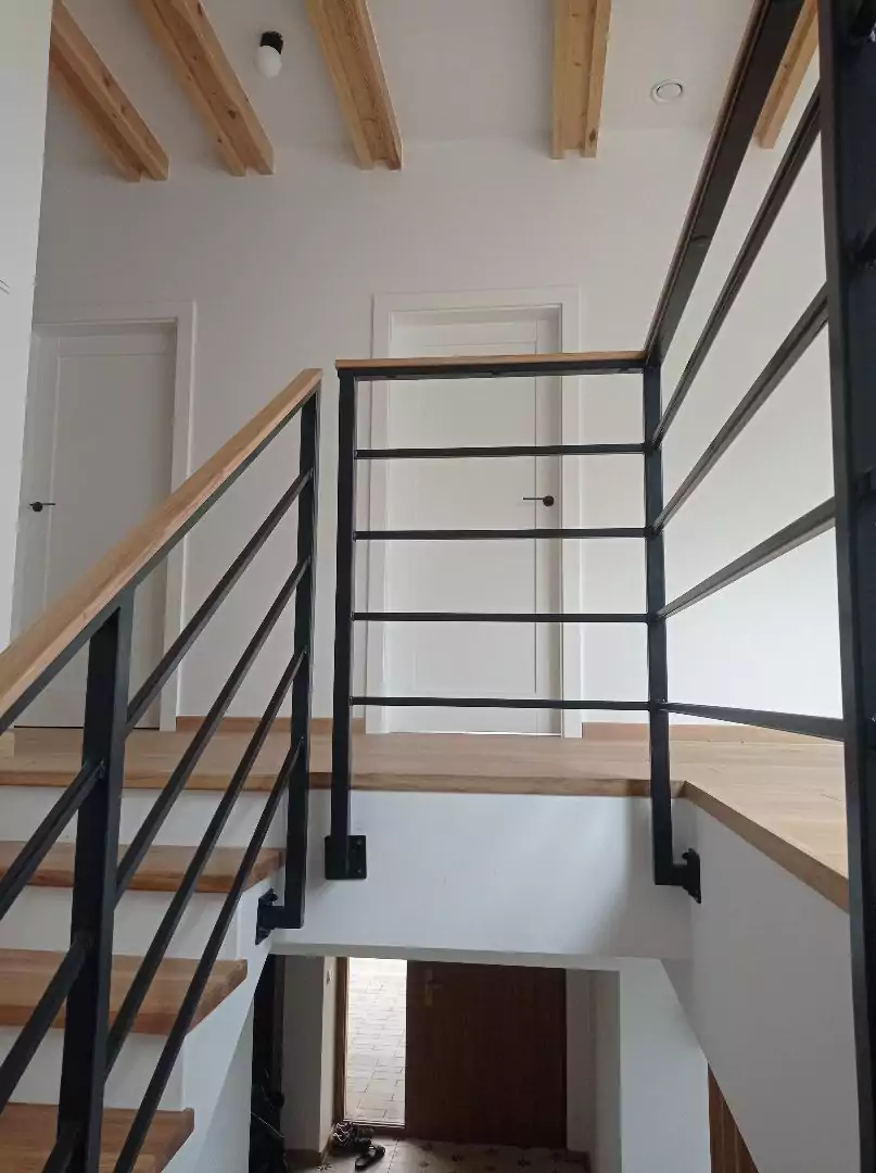 balustrada schodowa, balustrada malowana proszkowo, balustrada schodowa, pochwyt drewniany, drewniana poręcz, balustrada