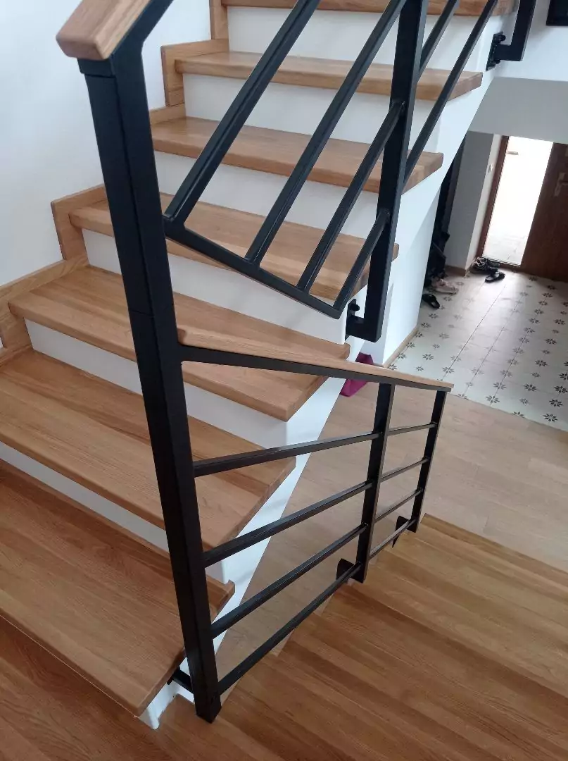 balustrada schodowa, balustrada malowana proszkowo, balustrada schodowa, pochwyt drewniany, drewniana poręcz, balustrada