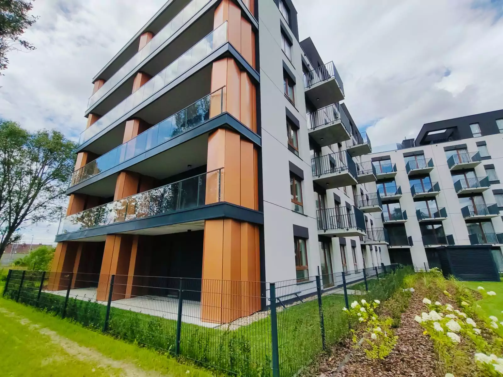 balustrady zewnętrzne, balustrady szklane, szklane zewnętrzne, balustrady ze szkła, balustrady zewnętrzne wykonane ze szkła, balustrady szklano stalowe