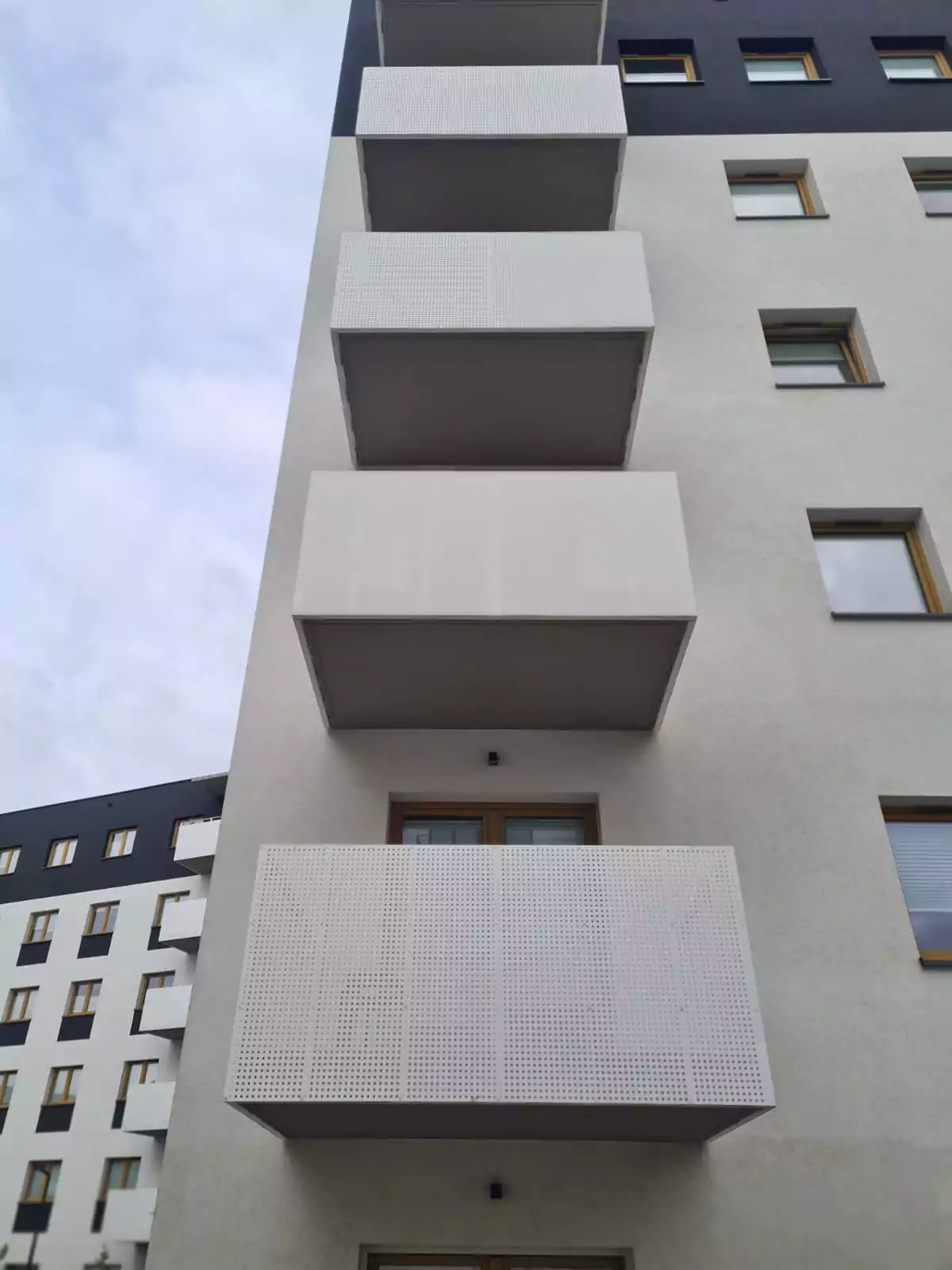 balustrada balkonowa, balustrada z blachy perforowanej, blacha perforowana, balustrada malowana