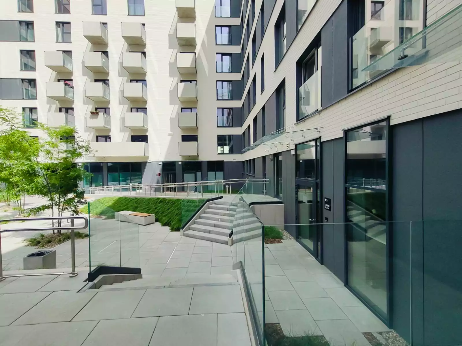 balustrady zewnętrzne, balustrady szklane, szklane zewnętrzne, balustrady ze szkła, balustrady zewnętrzne wykonane ze szkła, balustrady szklane