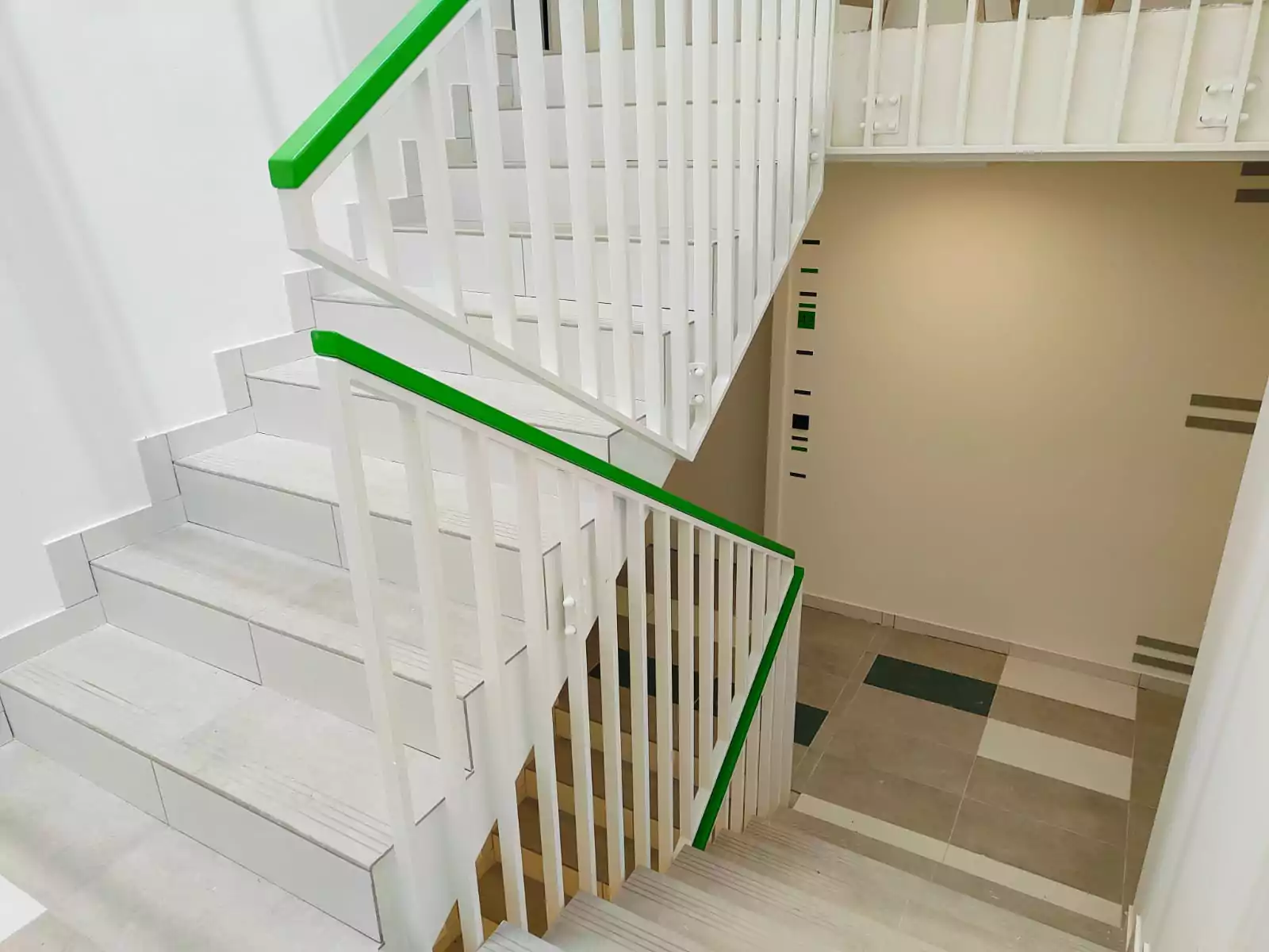 balustrady malowane proszkowo, balustrady malowane, balustrady z pochwytem drewnianym, unikatowe balustrady, balustrady z drewnem