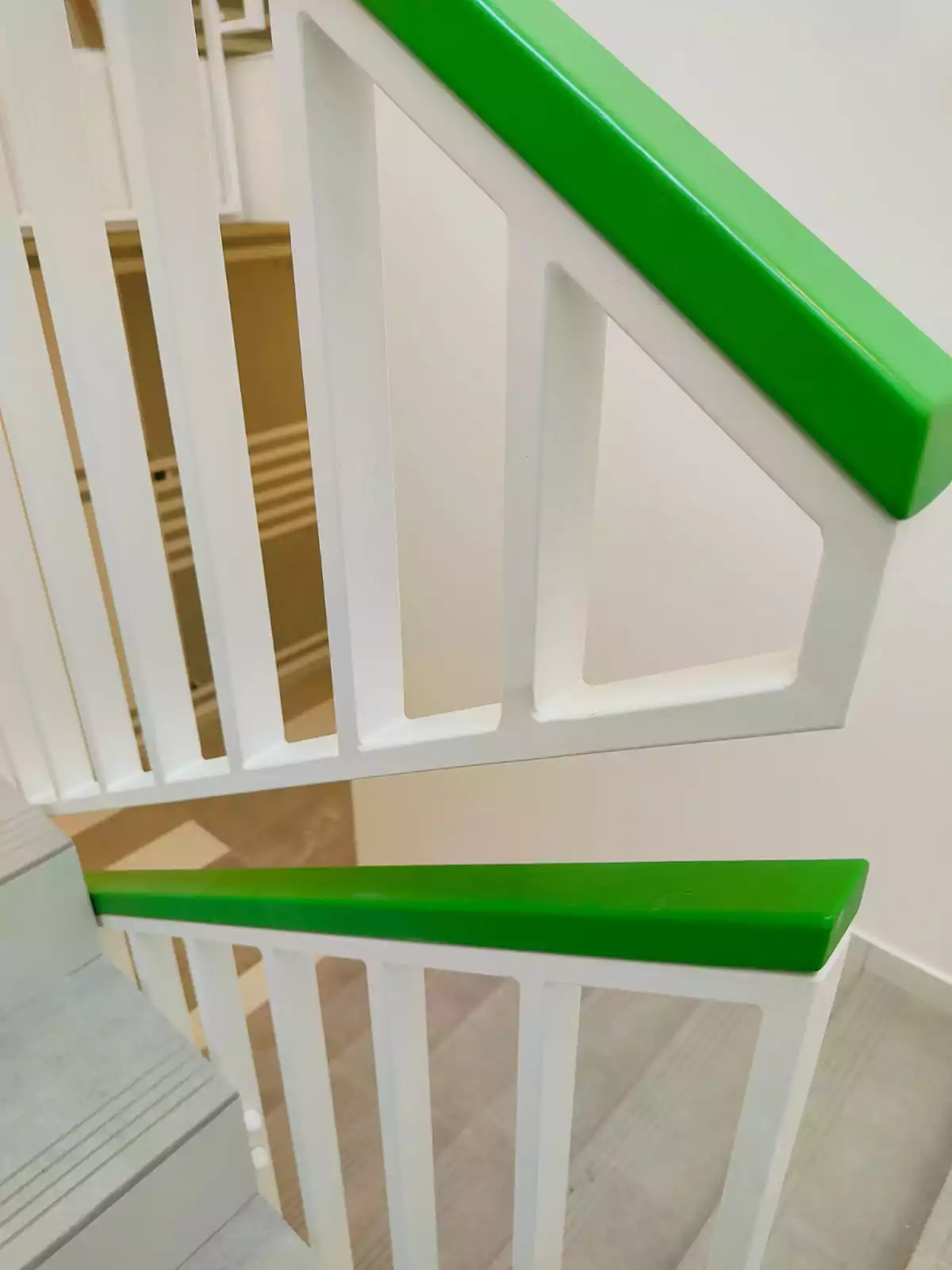 balustrady malowane proszkowo, balustrady malowane, balustrady z pochwytem drewnianym, unikatowe balustrady, balustrady z drewnem