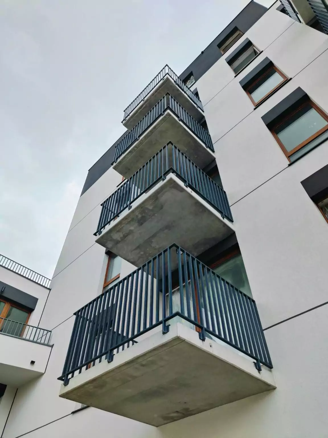 balustrady, balustrady malowane, balustrady malowane proszkowo, balustrady ocynkowane, balustrady proszkowe, balustrady balkonowe, balustrady zewnętrzne