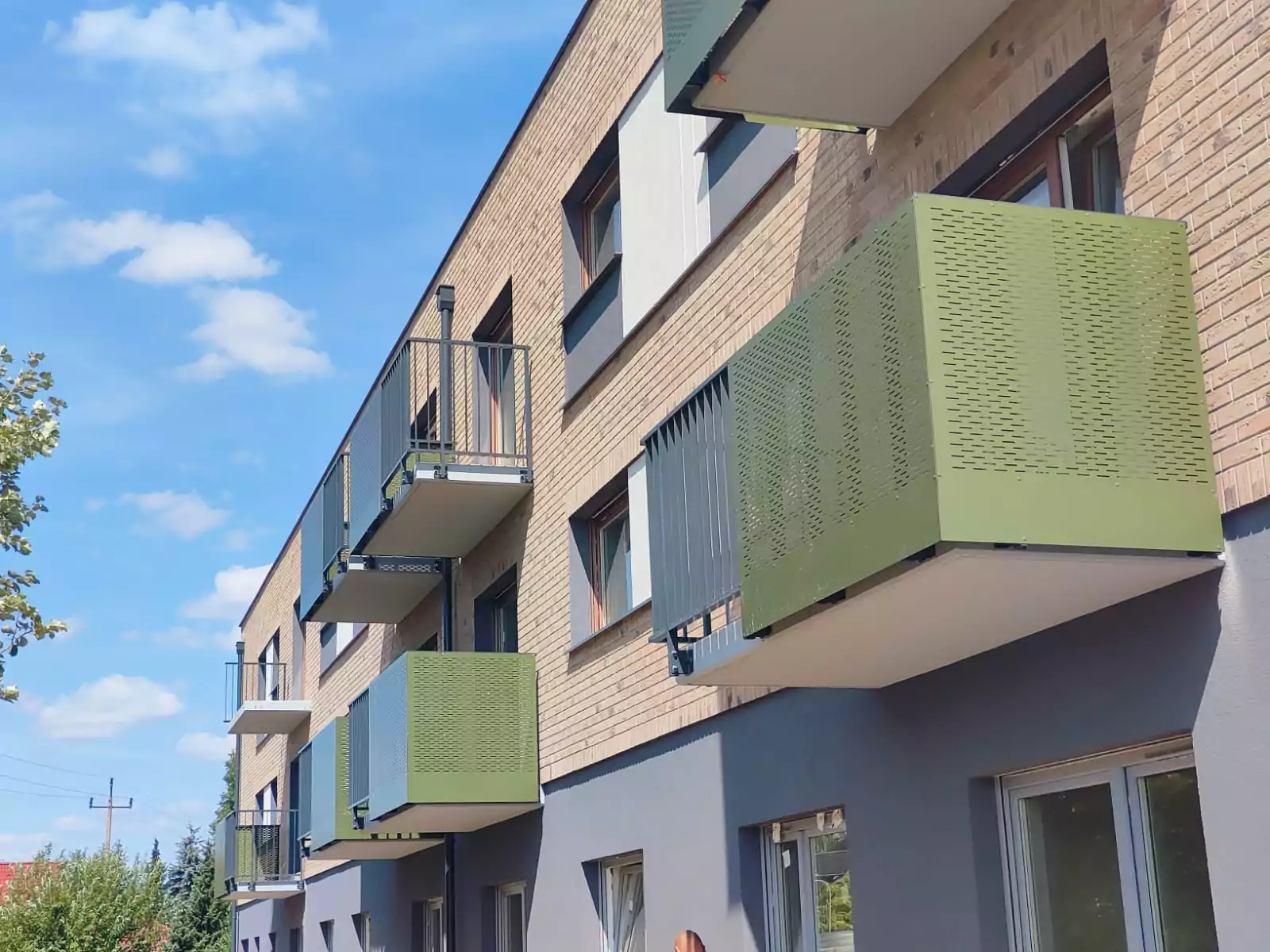 Balustrada balkonowa malowana proszkowo z blachy perforowanej