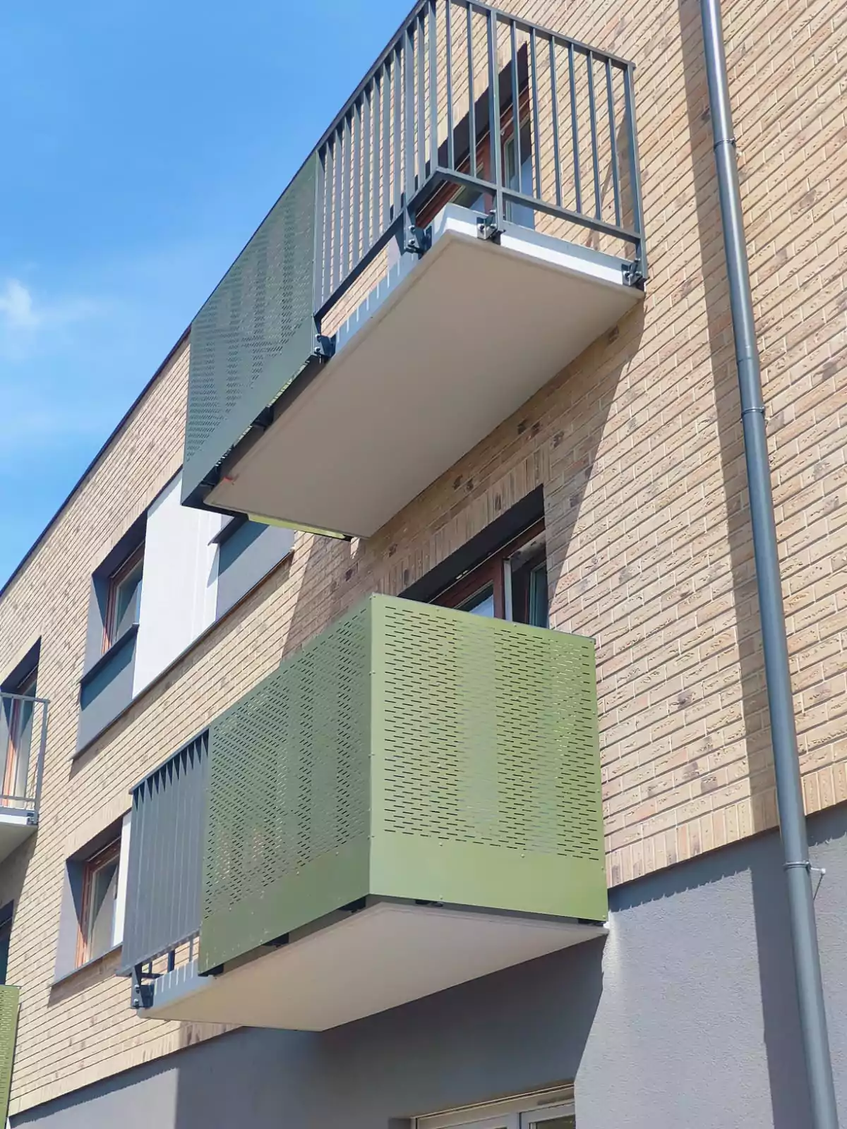 Balustrada balkonowa malowana proszkowo z blachy perforowanej