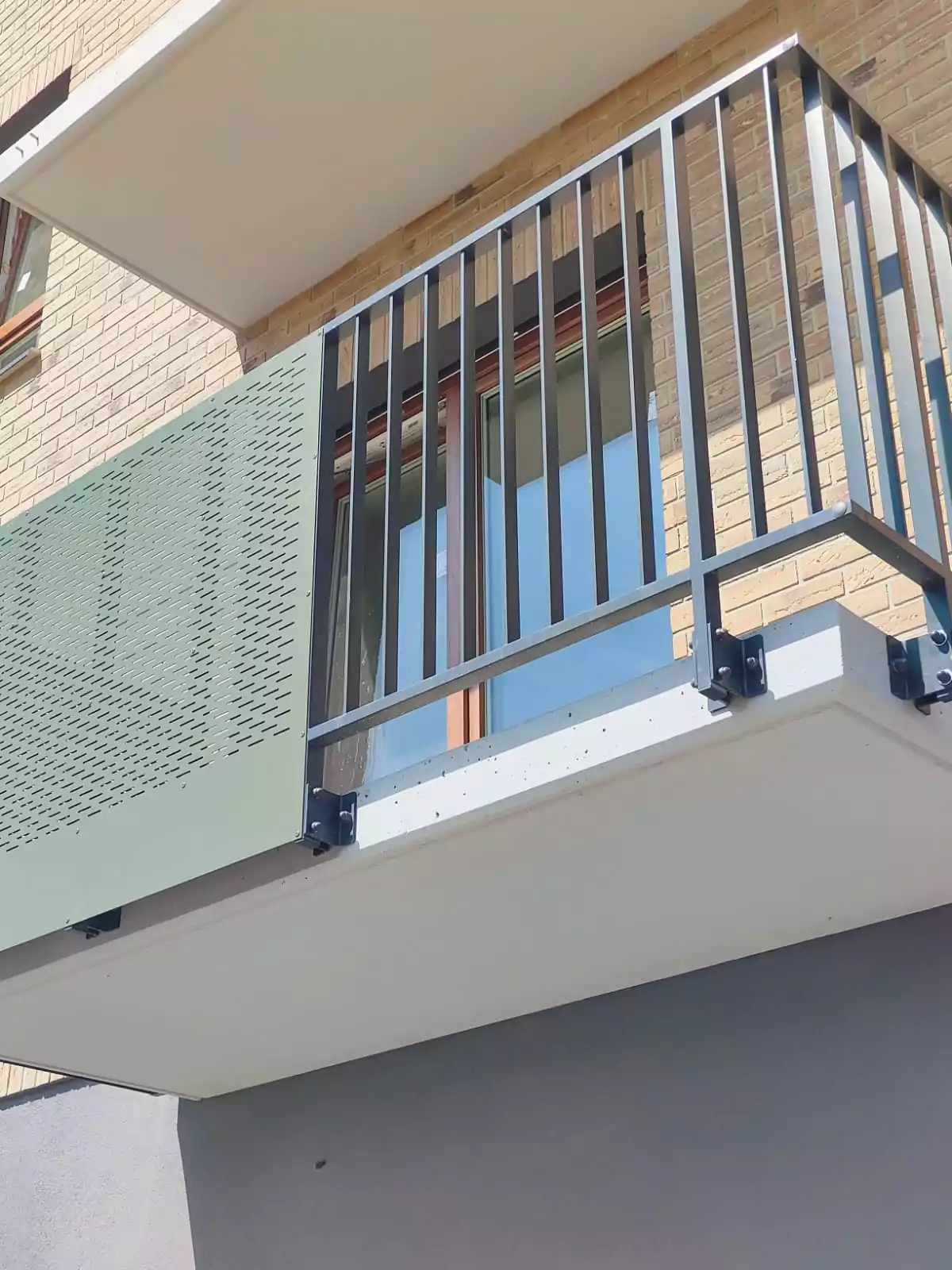 Balustrada balkonowa malowana proszkowo z blachy perforowanej