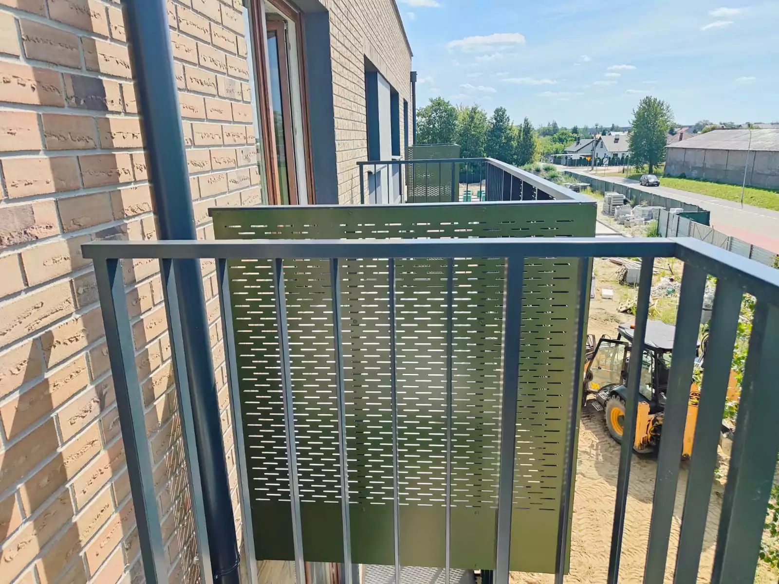 Balustrada balkonowa malowana proszkowo z blachy perforowanej