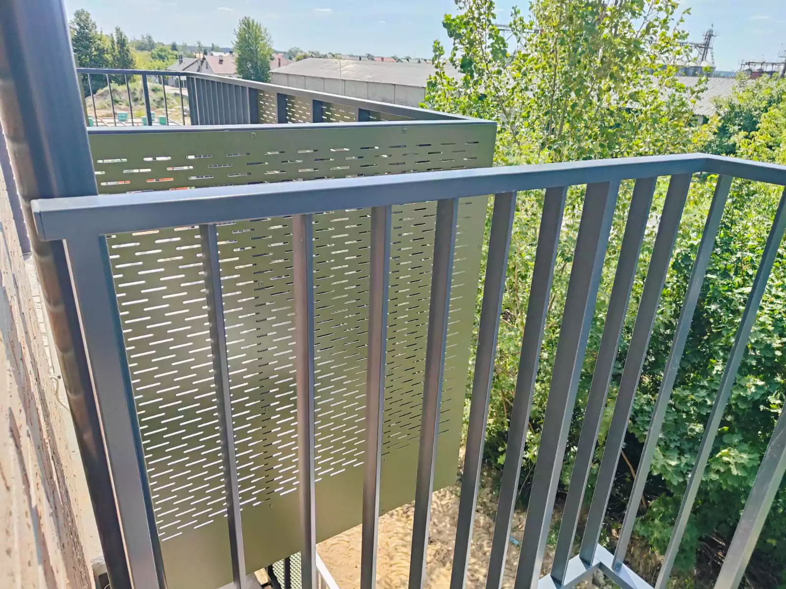 Balustrada balkonowa malowana proszkowo z blachy perforowanej