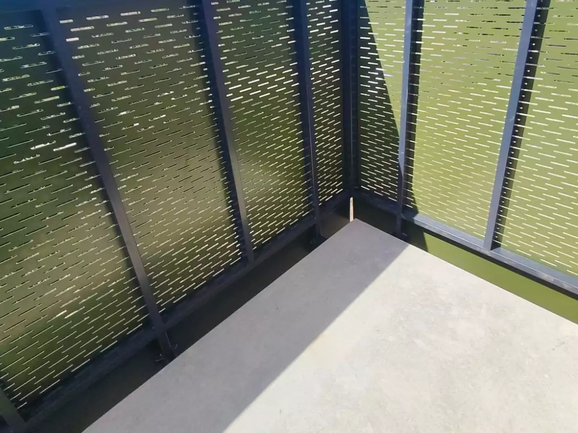 Balustrada balkonowa malowana proszkowo z blachy perforowanej