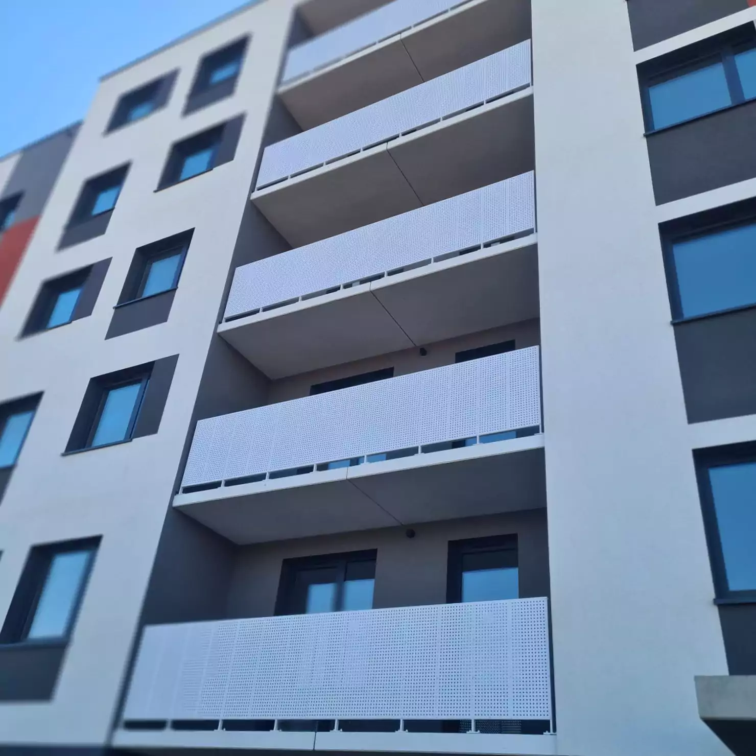 balustrady, balustrady malowane, balustrady malowane proszkowo, balustrady ocynkowane, balustrady proszkowe, balustrady balkonowe, balustrady zewnętrzne