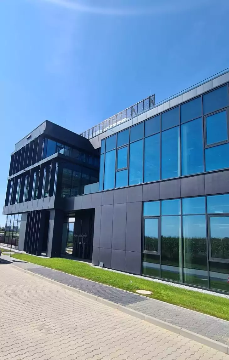 balustrada, balustrada szklana, balustrada samonośna szklana, balustrada zewnętrzna szklana, bezpieczna balustrada szklana