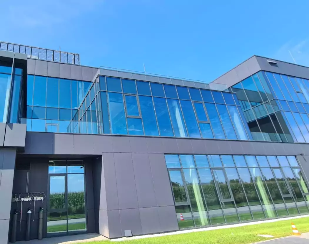 balustrada, balustrada szklana, balustrada samonośna szklana, balustrada zewnętrzna szklana, bezpieczna balustrada szklana