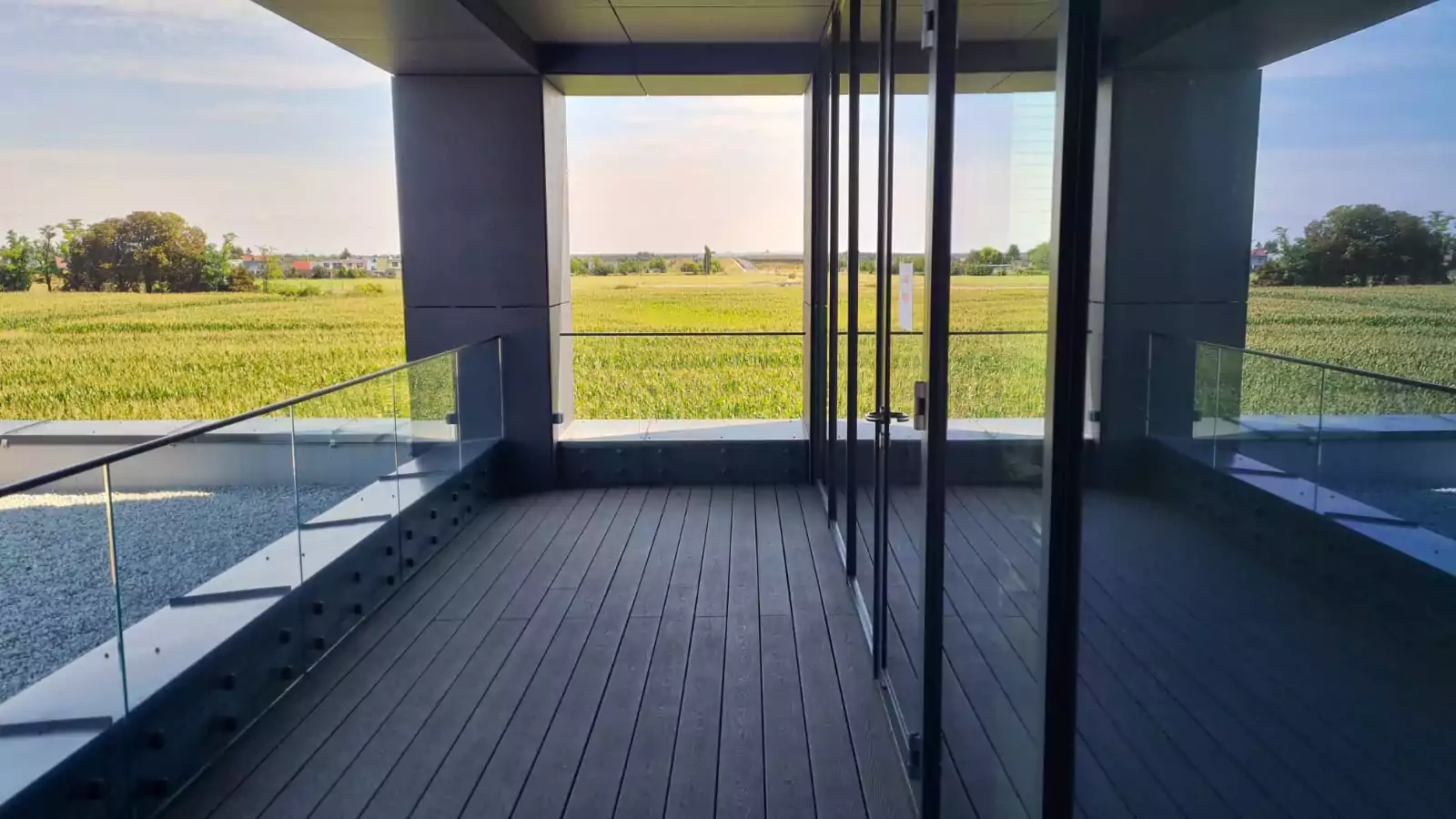 balustrada, balustrada szklana, balustrada samonośna szklana, balustrada zewnętrzna szklana, bezpieczna balustrada szklana