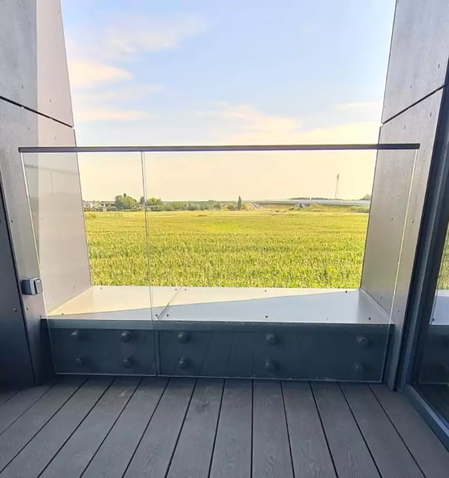 balustrada, balustrada szklana, balustrada samonośna szklana, balustrada zewnętrzna szklana, bezpieczna balustrada szklana