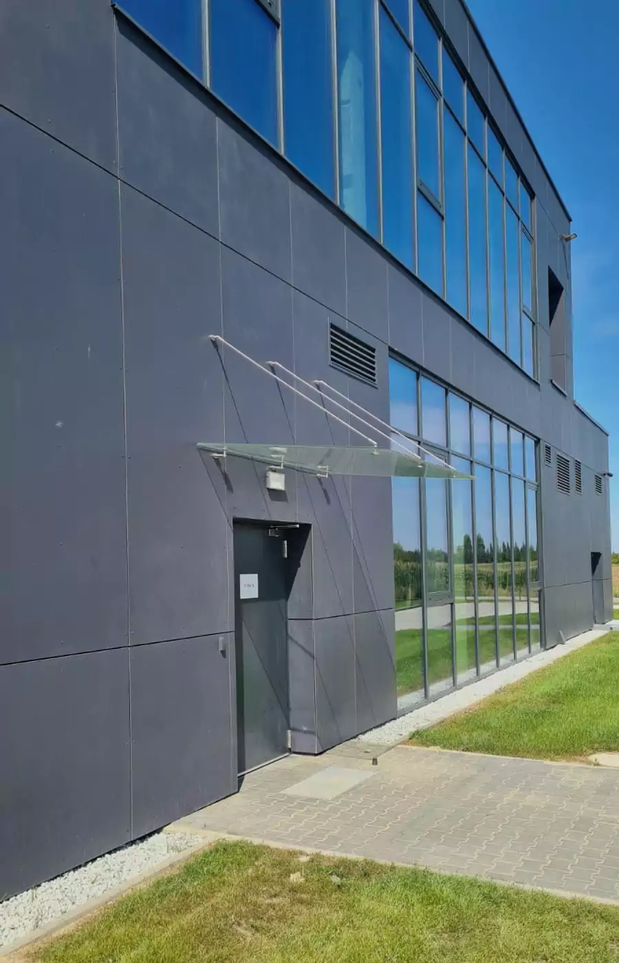 balustrada, balustrada szklana, balustrada samonośna szklana, balustrada zewnętrzna szklana, bezpieczna balustrada szklana