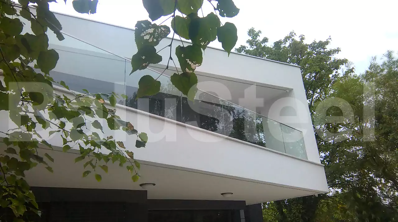 balustrada, balustrada szklana, balustrada samonośna szklana, balustrada zewnętrzna szklana, bezpieczna balustrada szklana