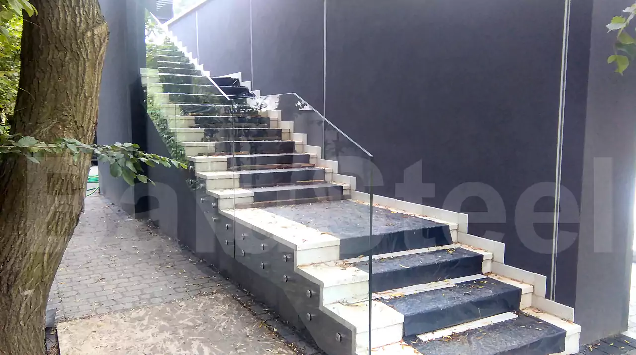 balustrada, balustrada szklana, balustrada samonośna szklana, balustrada zewnętrzna szklana, bezpieczna balustrada szklana