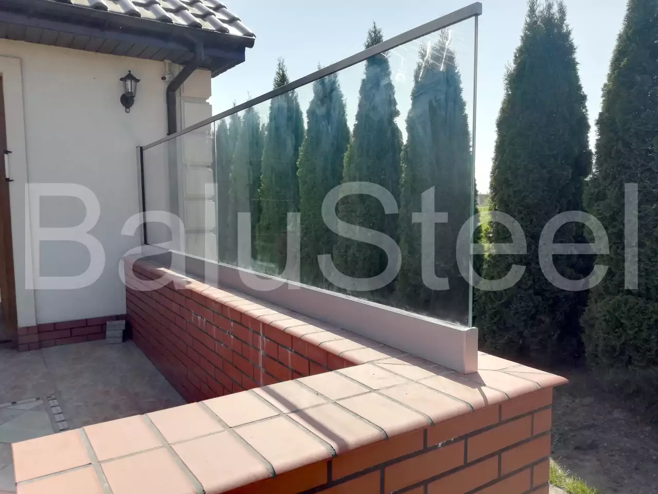 balustrada, balustrada szklana, balustrada samonośna szklana, balustrada zewnętrzna szklana, bezpieczna balustrada szklana