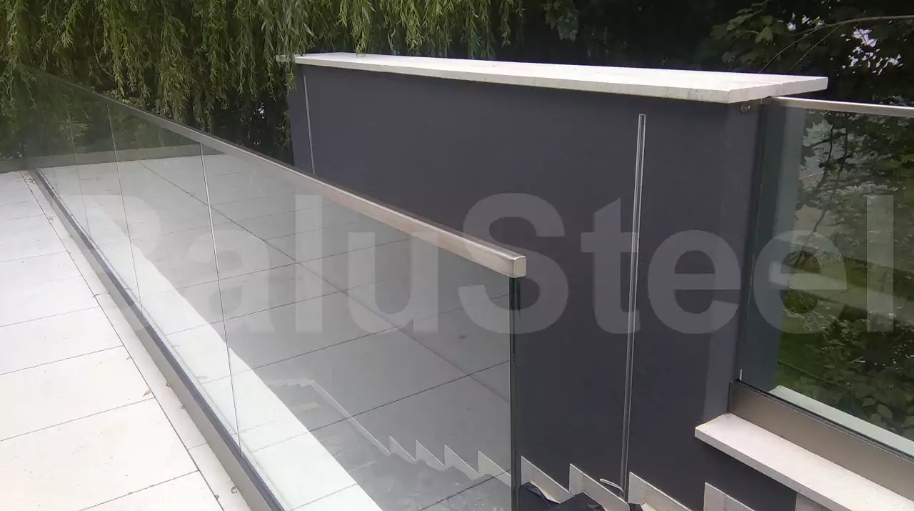 balustrada, balustrada szklana, balustrada samonośna szklana, balustrada zewnętrzna szklana, bezpieczna balustrada szklana