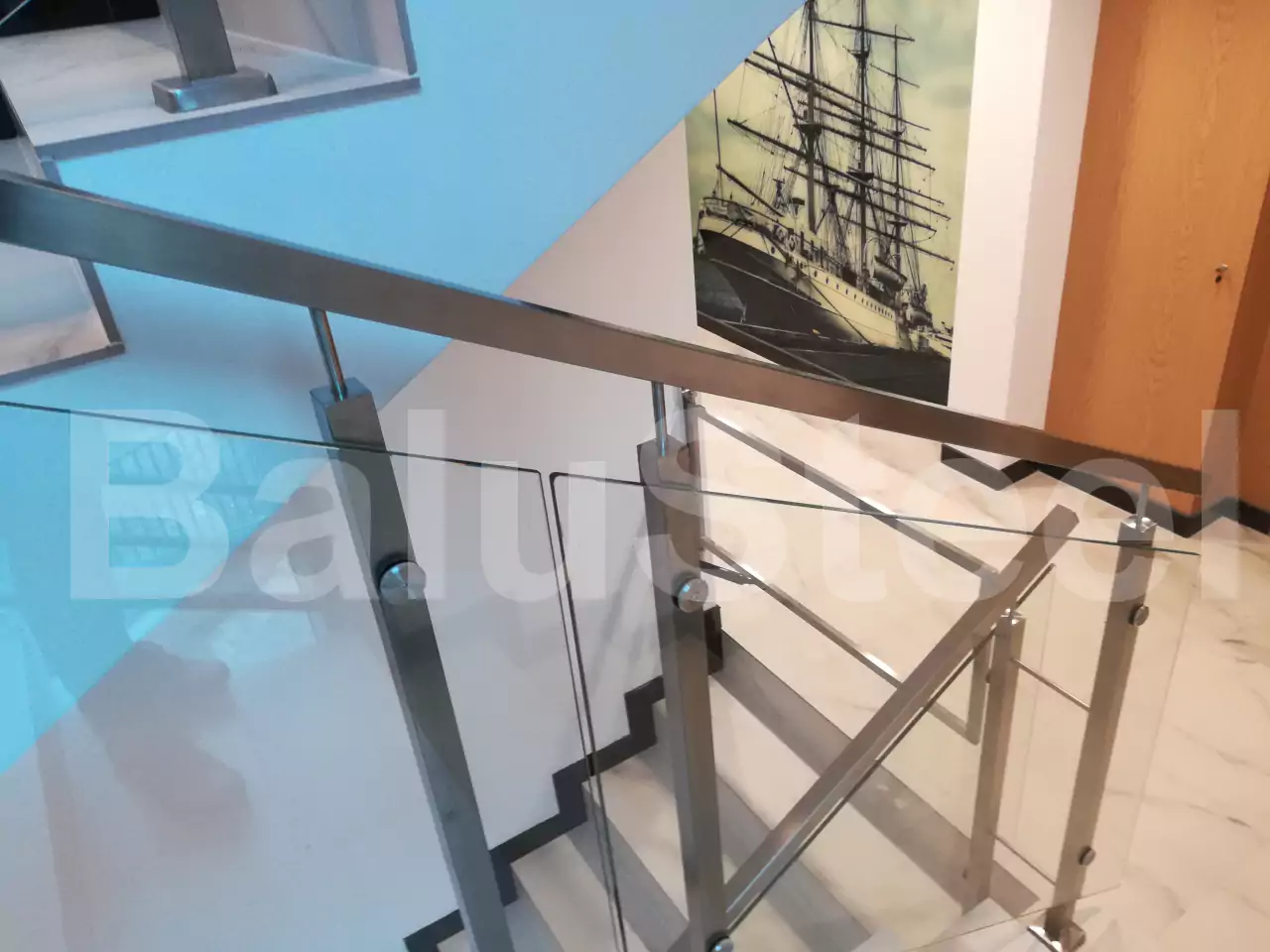 balustrady szklane wewnętrzne, balustrady szklane, balustrady szklane schodowe, balustrady szklano stalowe