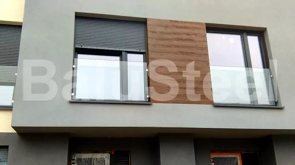 balustrada, balustrada szklana, balustrada samonośna szklana, balustrada zewnętrzna szklana, bezpieczna balustrada szklana