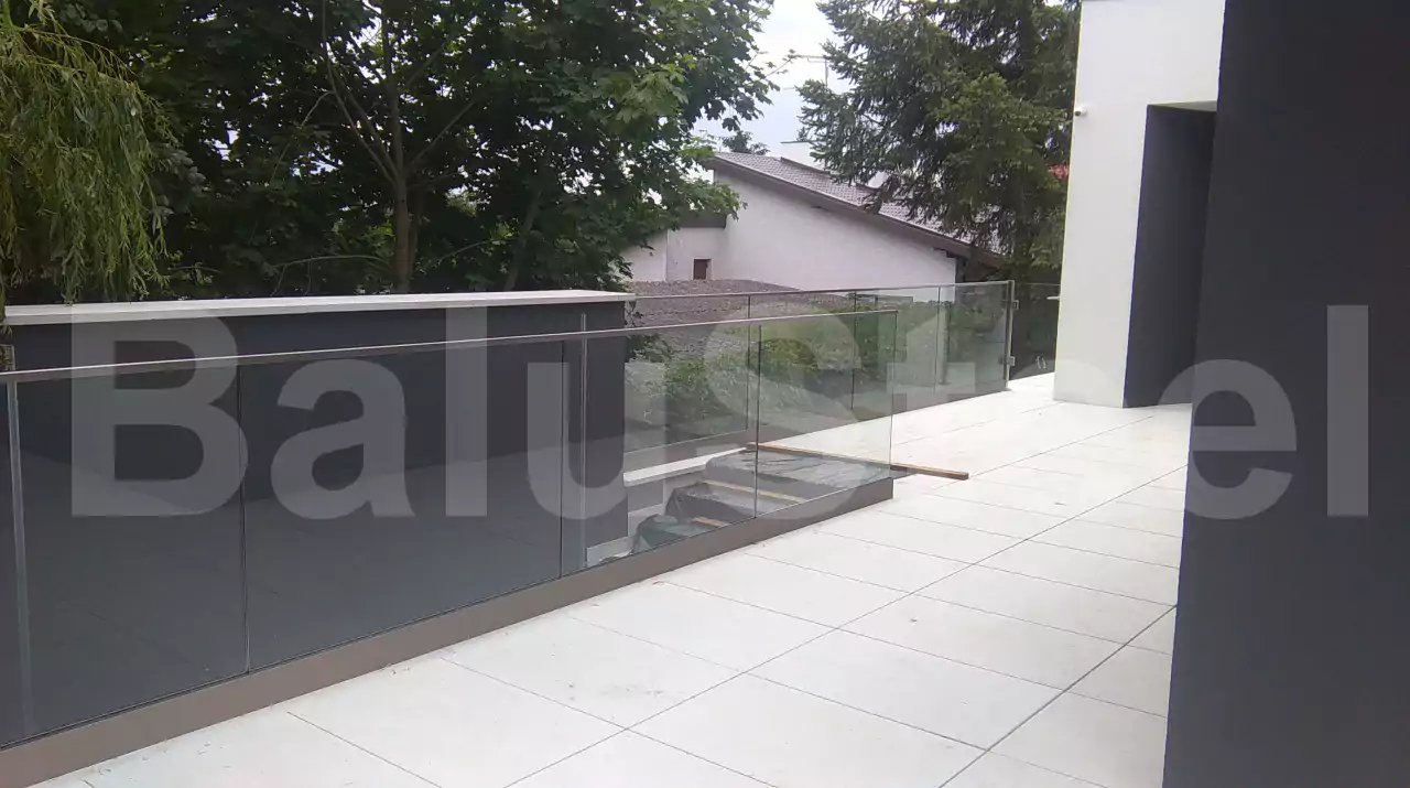 balustrada, balustrada szklana, balustrada samonośna szklana, balustrada zewnętrzna szklana, bezpieczna balustrada szklana