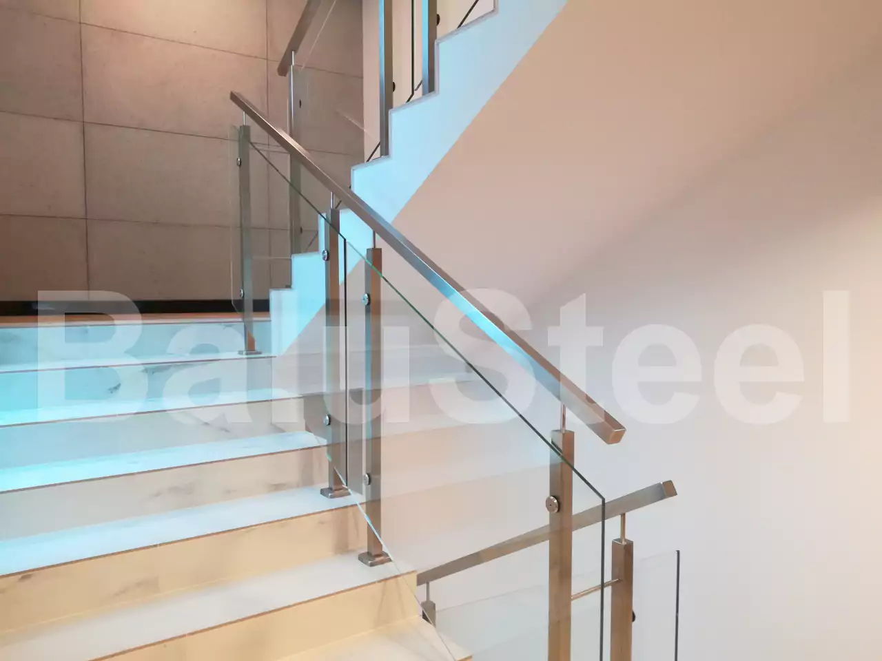 balustrady szklane wewnętrzne, balustrady szklane, balustrady szklane schodowe, balustrady szklano stalowe