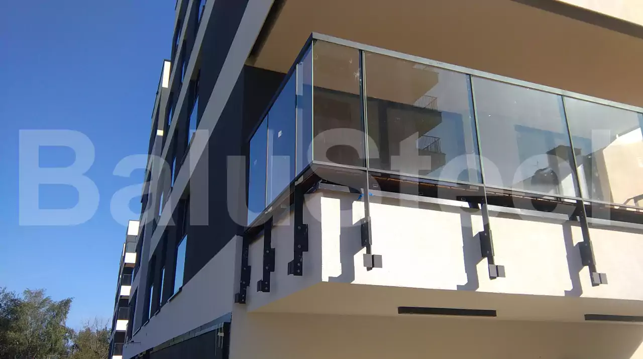 balustrady zewnętrzne, balustrady szklane, szklane zewnętrzne, balustrady ze szkła, balustrady zewnętrzne wykonane ze szkła, balustrady szklano stalowe