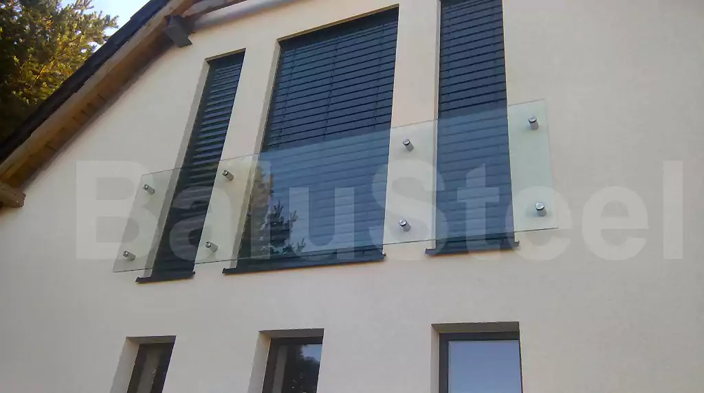 balustrada, balustrada szklana, balustrada samonośna szklana, balustrada zewnętrzna szklana, bezpieczna balustrada szklana