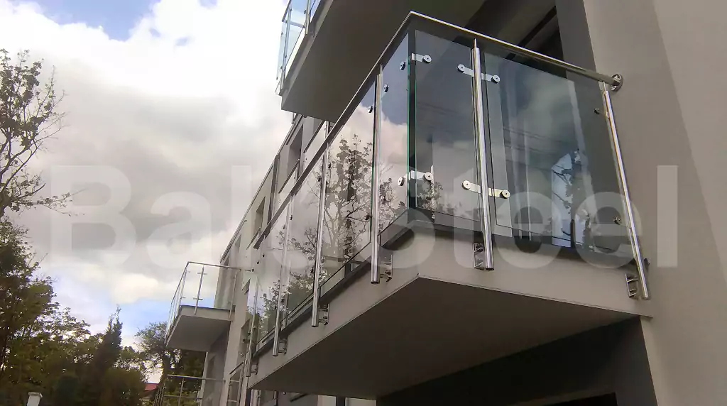 balustrady zewnętrzne, balustrady szklane, szklane zewnętrzne, balustrady ze szkła, balustrady zewnętrzne wykonane ze szkła, balustrady szklano stalowe