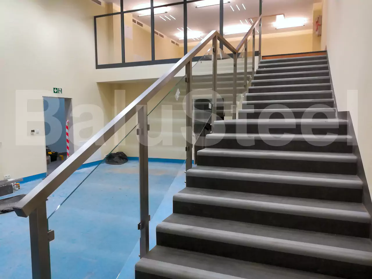 balustrady szklane wewnętrzne, balustrady szklane, balustrady szklane schodowe, balustrady szklano stalowe