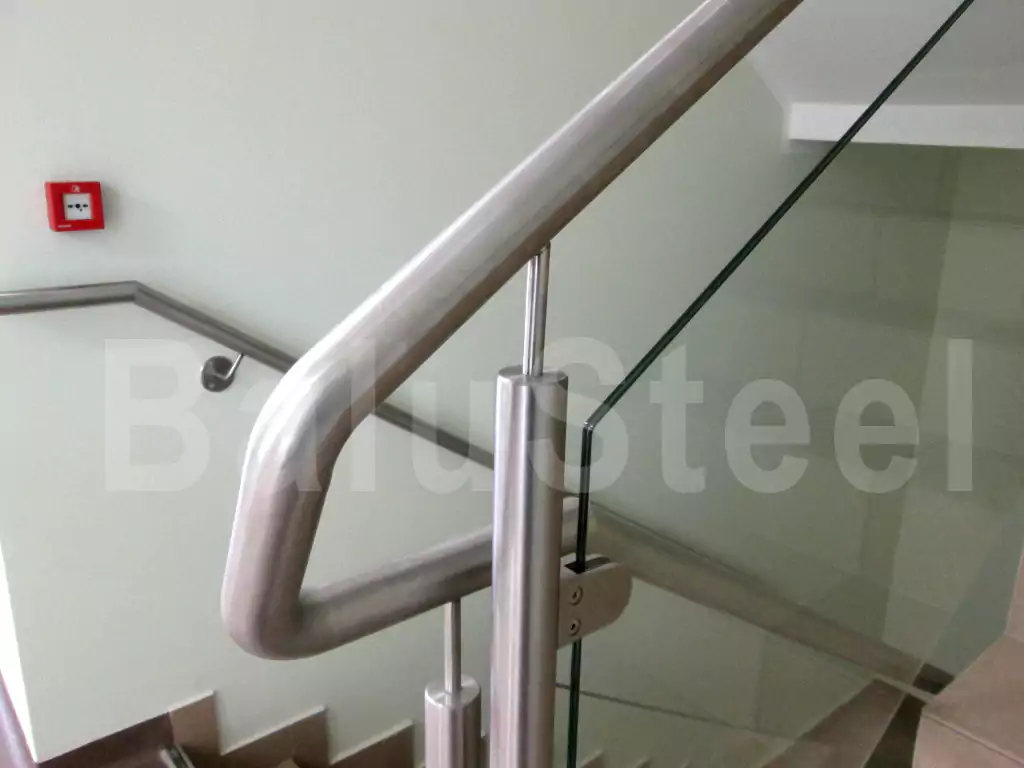 balustrady szklane wewnętrzne, balustrady szklane, balustrady szklane schodowe, balustrady szklano stalowe