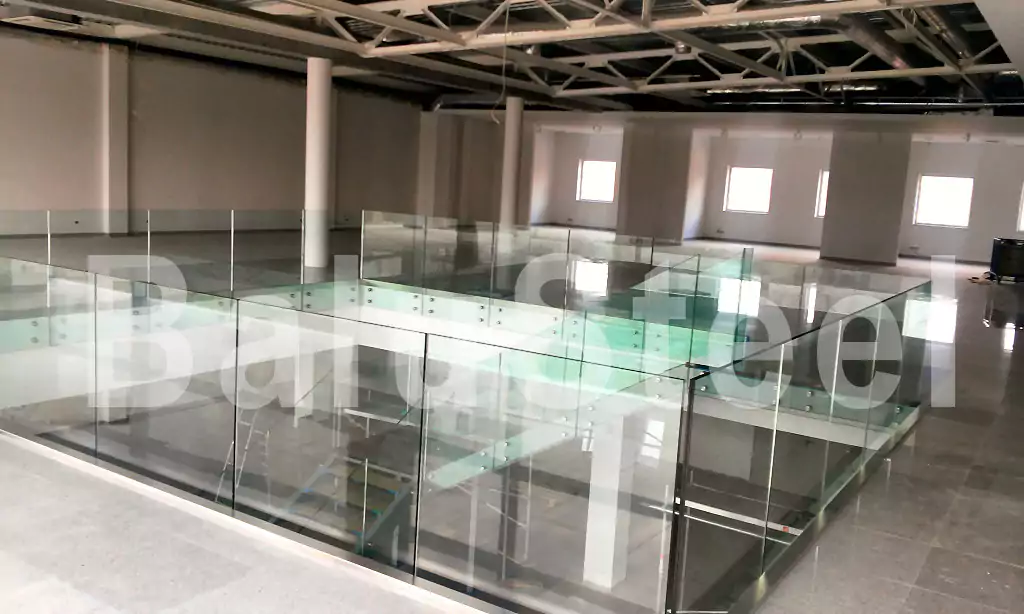 balustrada, balustrada szklana, balustrada samonośna szklana, balustrada wewnętrzna szklana, bezpieczna balustrada szklana, balustrada schodowa szklana