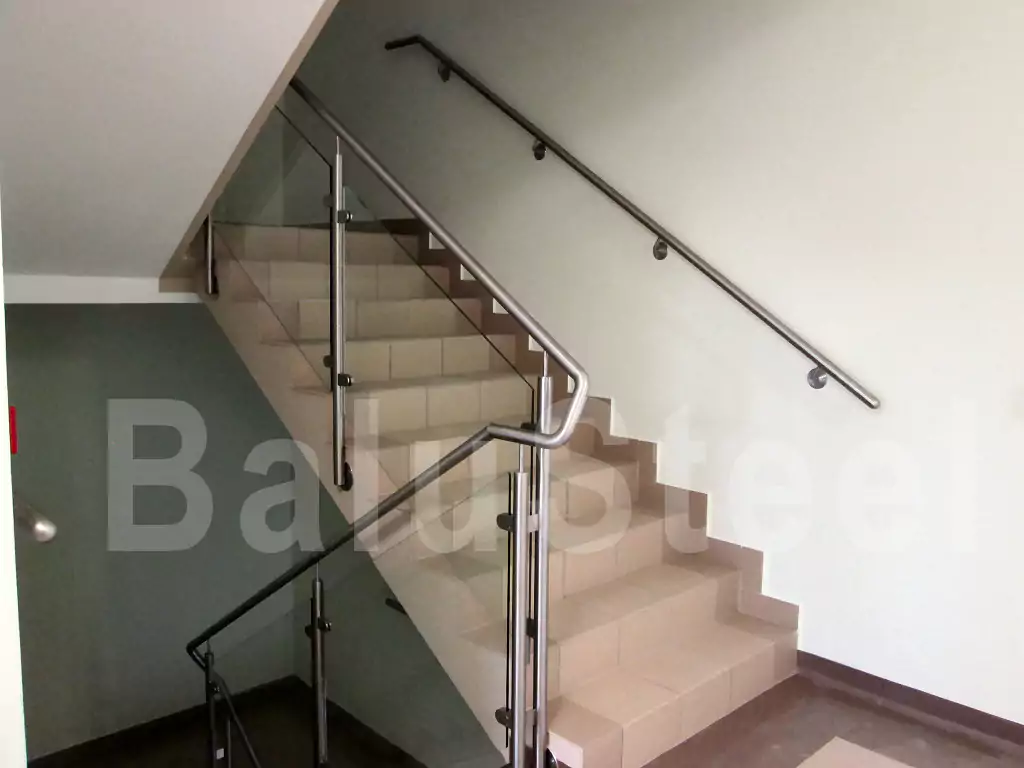 balustrady szklane wewnętrzne, balustrady szklane, balustrady szklane schodowe, balustrady szklano stalowe