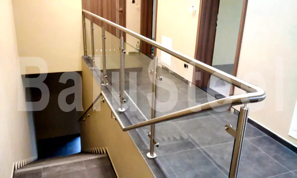 balustrady szklane wewnętrzne, balustrady szklane, balustrady szklane schodowe, balustrady szklano stalowe