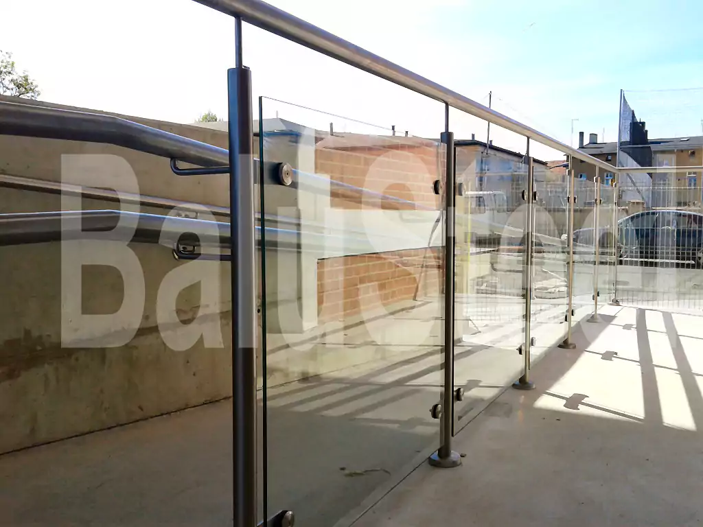 balustrady zewnętrzne, balustrady szklane, szklane zewnętrzne, balustrady ze szkła, balustrady zewnętrzne wykonane ze szkła, balustrady szklano stalowe