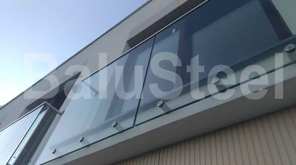 balustrada, balustrada szklana, balustrada samonośna szklana, balustrada zewnętrzna szklana, bezpieczna balustrada szklana