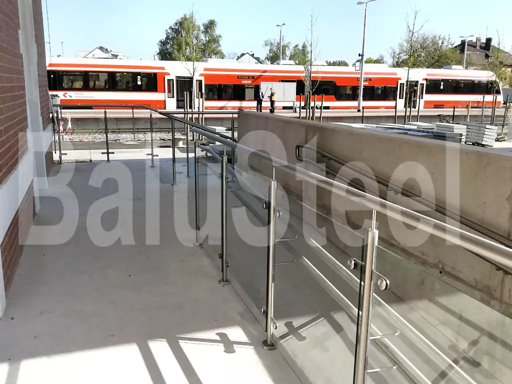 balustrady zewnętrzne, balustrady szklane, szklane zewnętrzne, balustrady ze szkła, balustrady zewnętrzne wykonane ze szkła, balustrady szklano stalowe