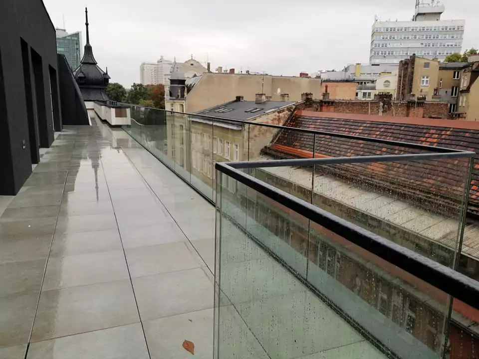 balustrada, balustrada szklana, balustrada samonośna szklana, balustrada zewnętrzna szklana, bezpieczna balustrada szklana
