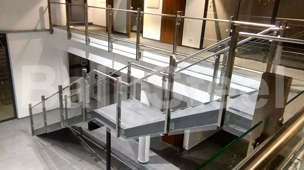 balustrady szklane wewnętrzne, balustrady szklane, balustrady szklane schodowe, balustrady szklano stalowe