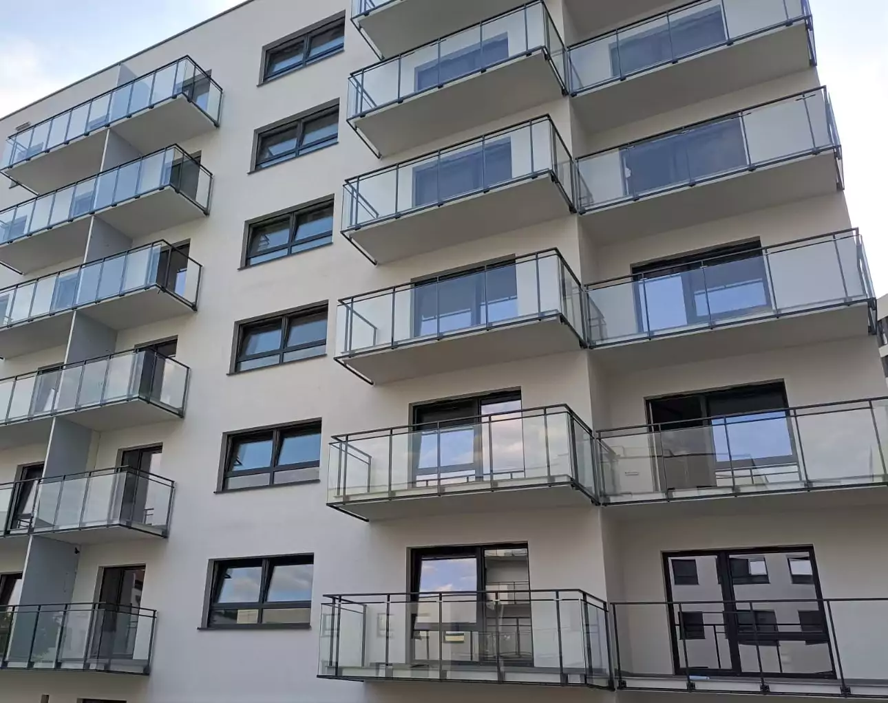 balustrady zewnętrzne, balustrady szklane, szklane zewnętrzne, balustrady ze szkła, balustrady zewnętrzne wykonane ze szkła, balustrady szklano stalowe