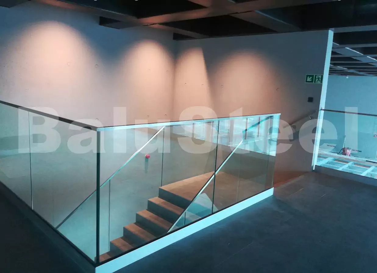 balustrada, balustrada szklana, balustrada samonośna szklana, balustrada wewnętrzna szklana, bezpieczna balustrada szklana, balustrada schodowa szklana