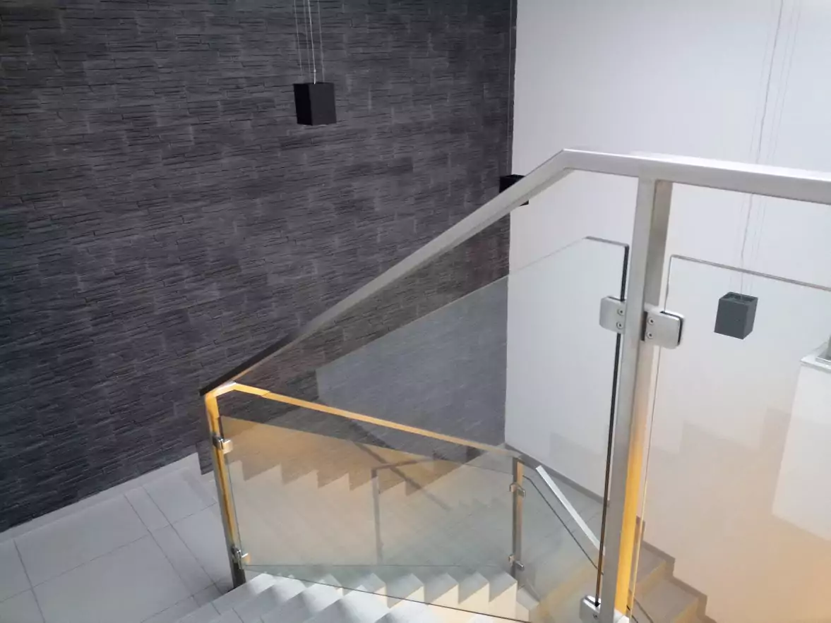 balustrady szklane wewnętrzne, balustrady szklane, balustrady szklane schodowe, balustrady szklano stalowe