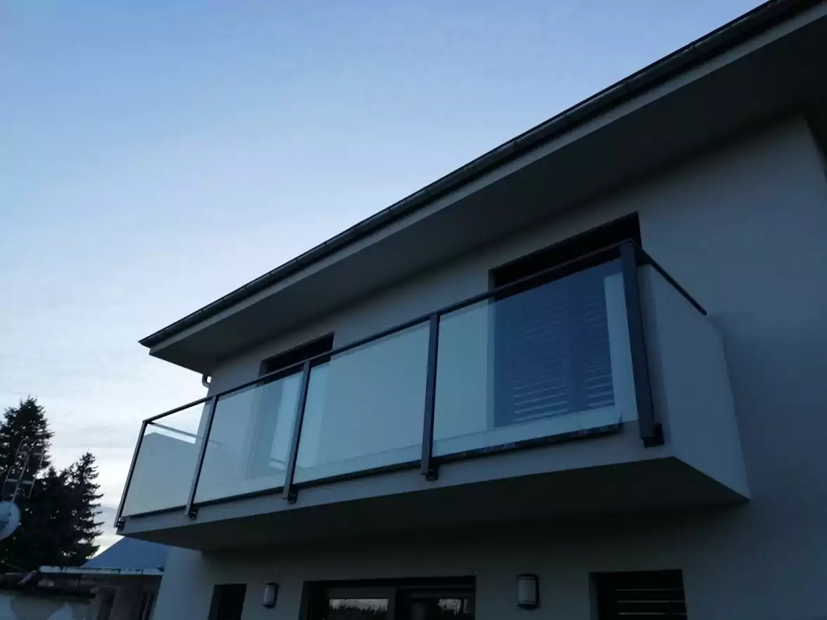 balustrady zewnętrzne, balustrady szklane, szklane zewnętrzne, balustrady ze szkła, balustrady zewnętrzne wykonane ze szkła, balustrady szklano stalowe