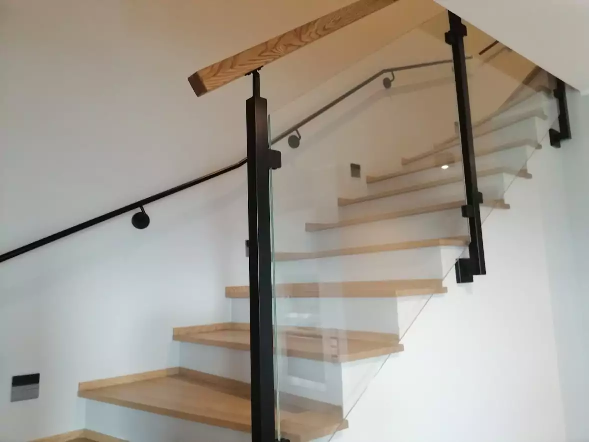 balustrady szklane wewnętrzne, balustrady szklane, balustrady szklane schodowe, balustrady szklano stalowe