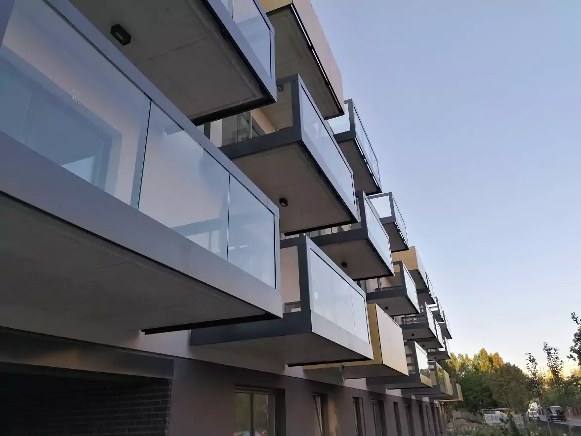 balustrady zewnętrzne, balustrady szklane, szklane zewnętrzne, balustrady ze szkła, balustrady zewnętrzne wykonane ze szkła, balustrady szklano stalowe