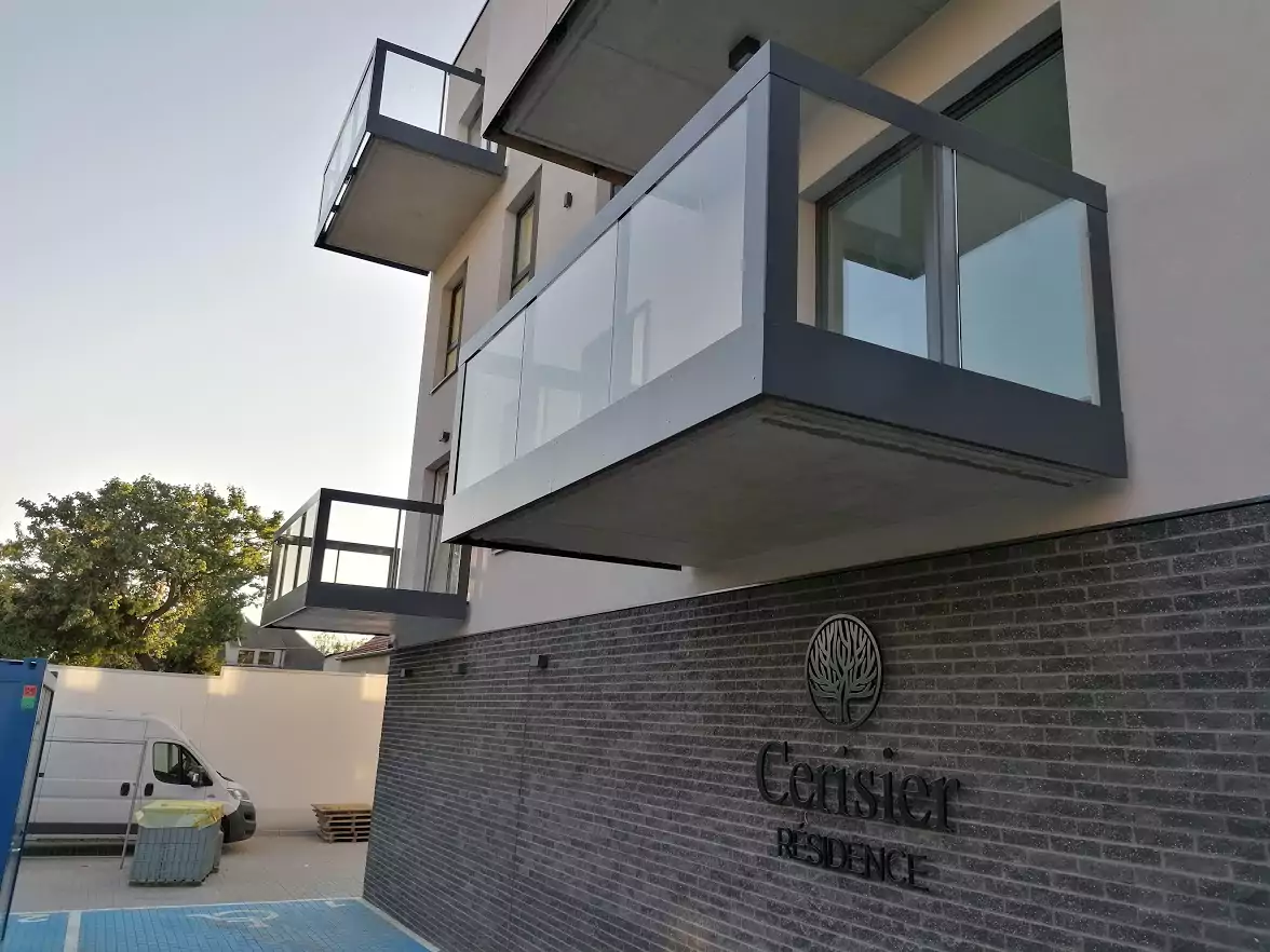 balustrady zewnętrzne, balustrady szklane, szklane zewnętrzne, balustrady ze szkła, balustrady zewnętrzne wykonane ze szkła, balustrady szklano stalowe