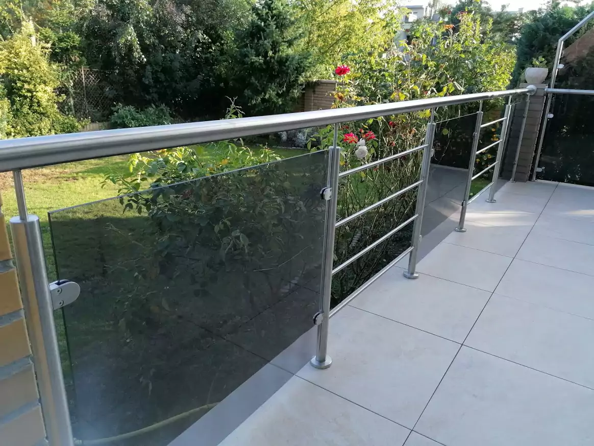 balustrady zewnętrzne, balustrady szklane, szklane zewnętrzne, balustrady ze szkła, balustrady zewnętrzne wykonane ze szkła, balustrady szklano stalowe